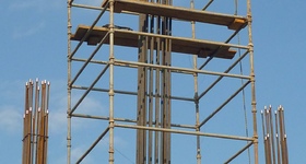 Монтаж колонн с уже накрученными резьбовыми муфтами для арматуры
